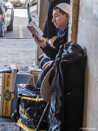 Prayer at Street Corner 221219-2