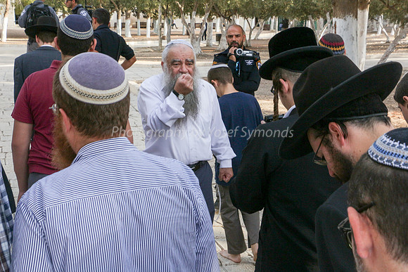 Rav Yitzchak Levy Guides Group 12
