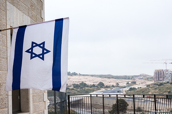 Flag Outside Synagogue 190507-1