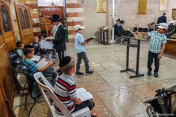 Boys Praying In Maarat Hamachpelah 130718-1