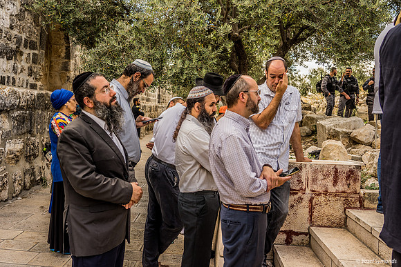 Facing the Site of the Holy Temple  210617-10