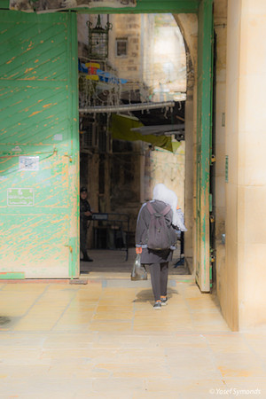 Arab Lady Leaving the Mount 210617-1