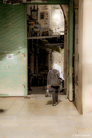 Arab Lady Leaving the Mount 210617-2
