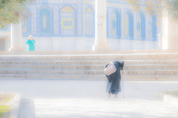 61 Old Arab Lady Approaching Raised Platform 190113-2