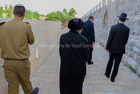Soldier-Lady-Policeman-Hareidi