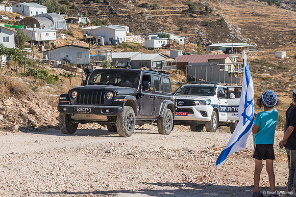 Police and Army Accompanying Trekkers 210621-1