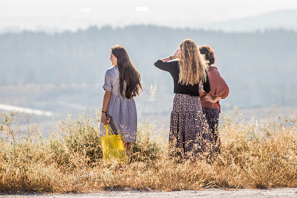 Girls Looking Out 210621-1