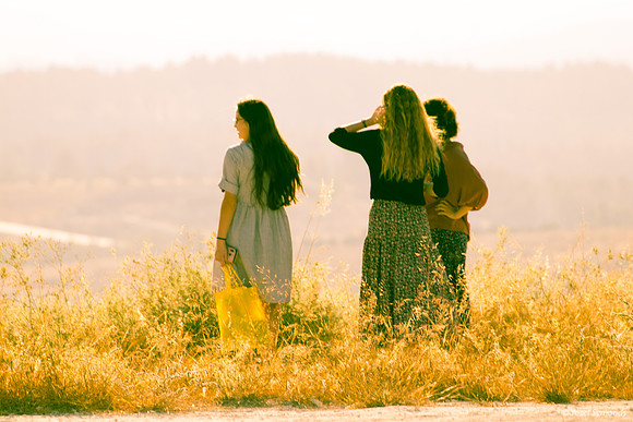 Girls Looking Out 210621-2