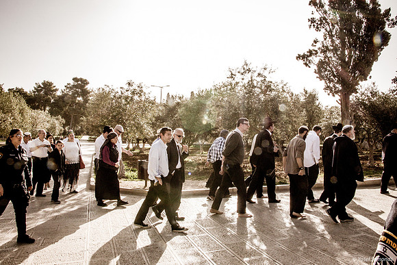 Jewish Group Heading West on Northern Path 180319-1