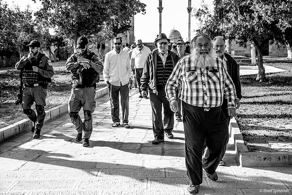 Jewish Group on Northern Stairs Led Back by Police 5