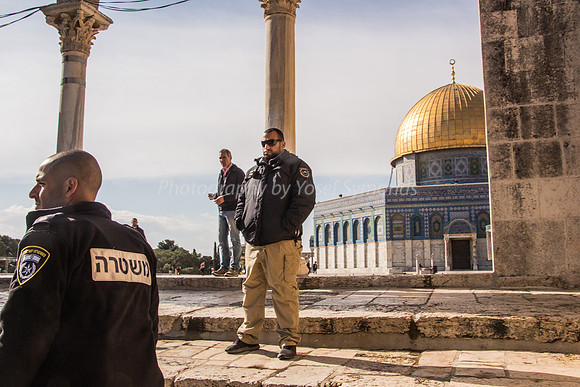 Police and Wakf "Guarding" Steps of Gateway from Jewish Visitors Who Do not Want to Ascend
