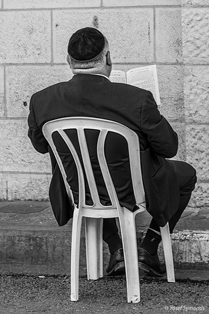Prayers at Kever Rachel 221107-4