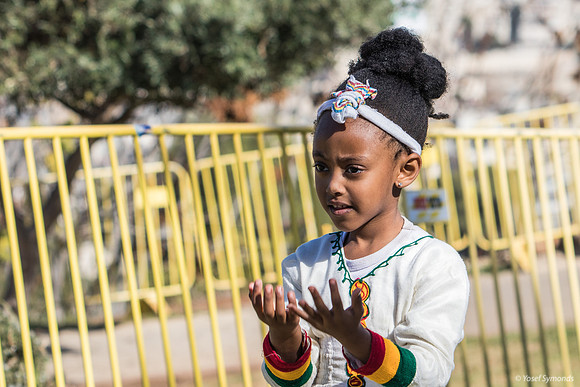 Little Girl Prays 221123-9