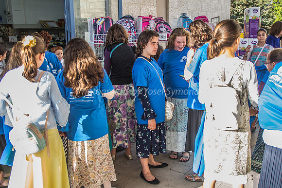LeMaan Achai & Generous Batmitzvah Girl