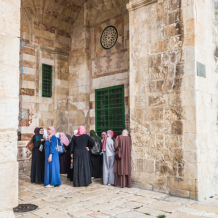 Arab Ladies Waiting 220804-2