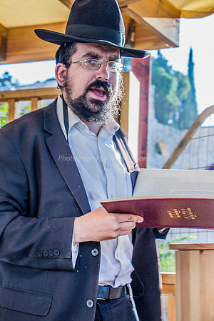 Rabbi Eliyahu Weber Giving Shiur