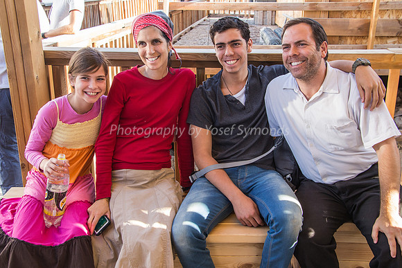 Family Waiting to Go Up to Har Habayit 180718-1