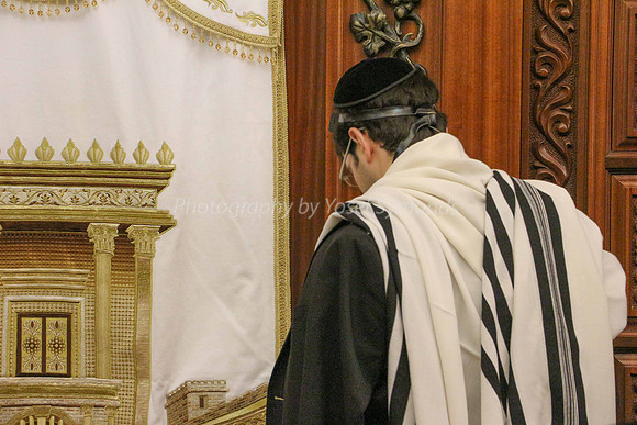 Man Praying at Kotel 8