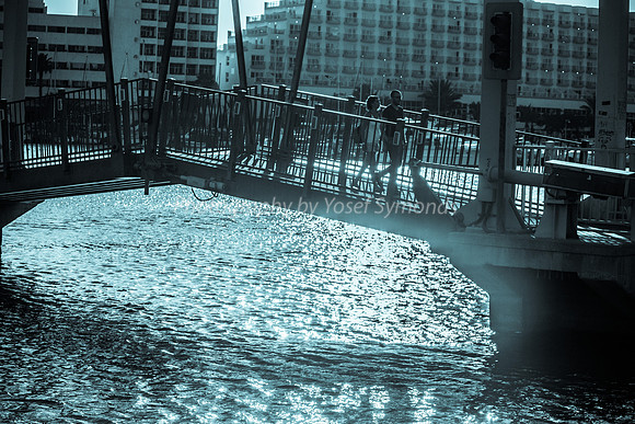 Crossing Eilat Lagoon Bridge 181008-2
