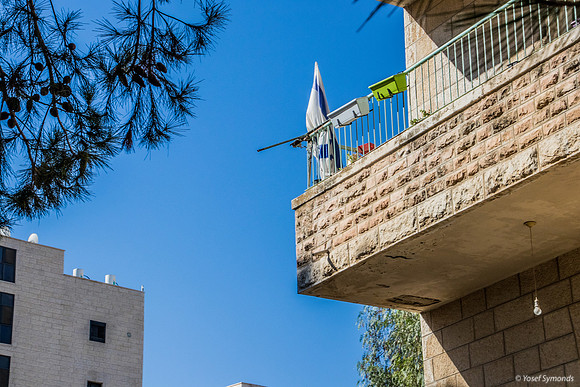 Showing the Flag in Beit Hanina 180927-1