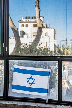 Showing the Flag in Beit Hanina 180927-2