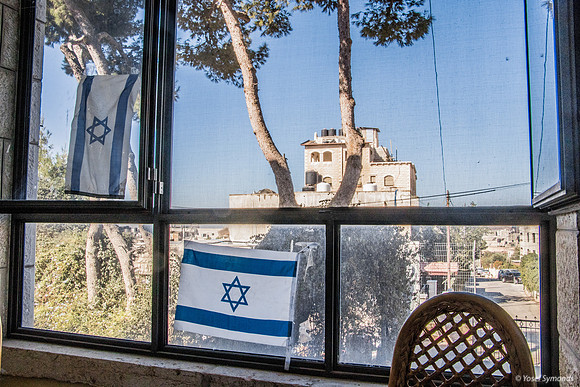 Showing the Flag in Beit Hanina 180927-3
