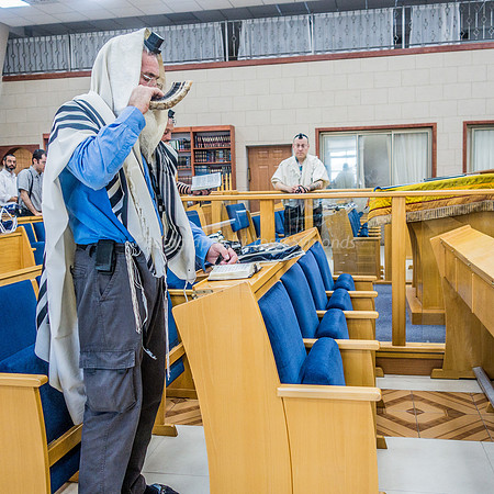 Blowing Shofar 180822-2