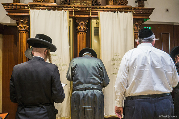 Prayer Inside Rachel's Tomb 221107-13