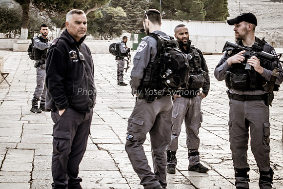 Policemen and Wakf Watcher 181216-1