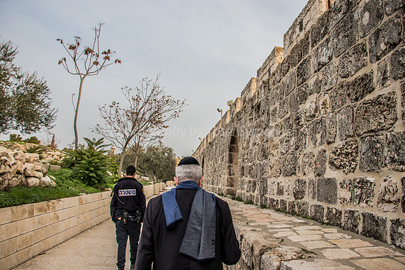Moving North inside Eastern Wall 181216-1