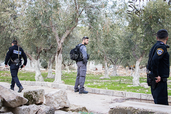 Policeman on Trail 181216-1