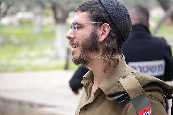 Young Soldier Speaking to Group 181216-2