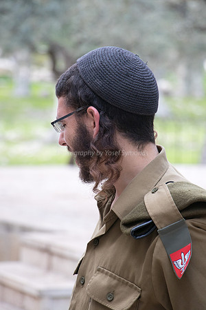 Young Soldier Speaking to Group 181216-4