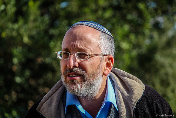 Rav Listman Hosting Visitors 131204-5