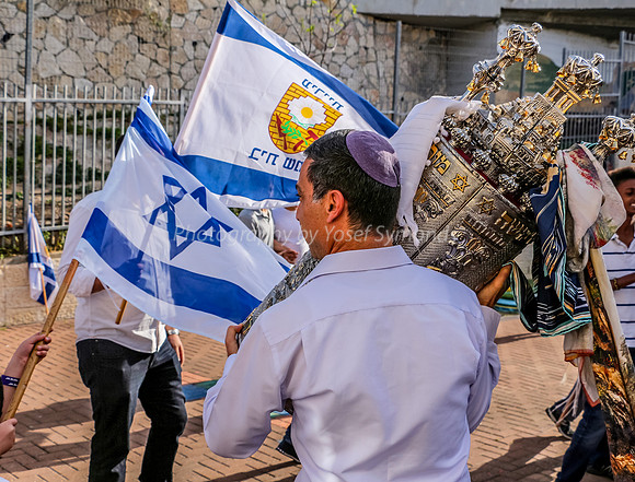 Sephardi Sefer Torah on the Move 3