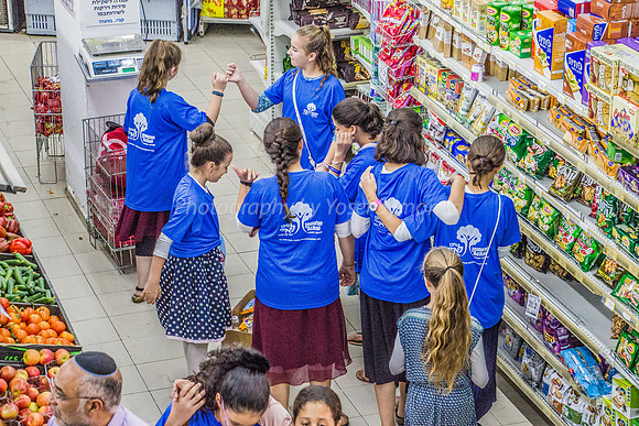 LeMaan Achai & Generous Batmitzvah Girl