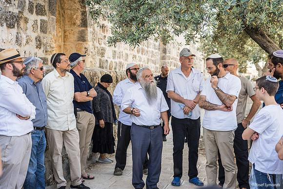 Discussing Holy Temple from East 190610-1