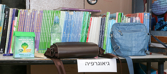 160809-BookSale_School-0148