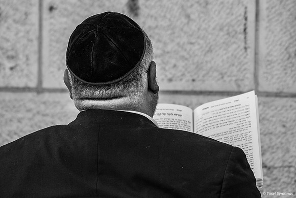 Prayers at Kever Rachel 221107-1