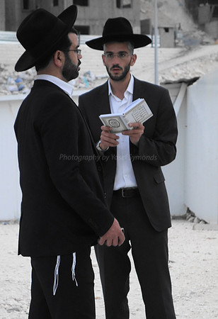 Gimmel 1 Development - Waiting for Mincha DSC00967