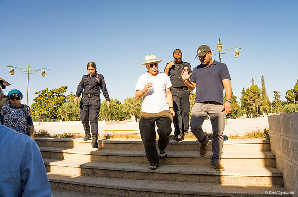 Jewish Visitors are Well Guarded 190711-2