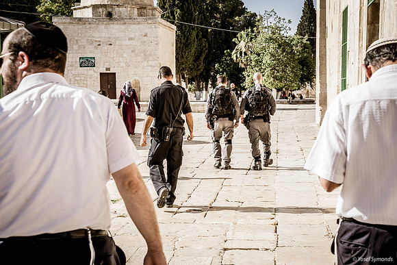 Policemen Clearing the Way for Jewish Visitors 190711-2