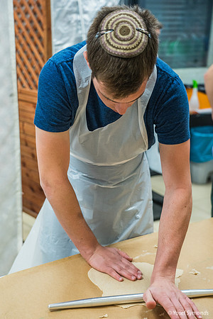Rolling the Matza 190804-7