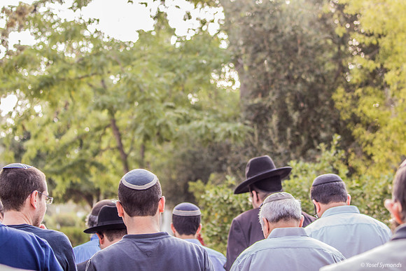 Jewish Group Proceeding North 190908-1