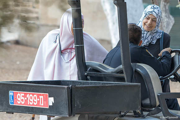 Arab Ladies Being  "Oppressed" by Israeli Police on Temple Mount 190908-1