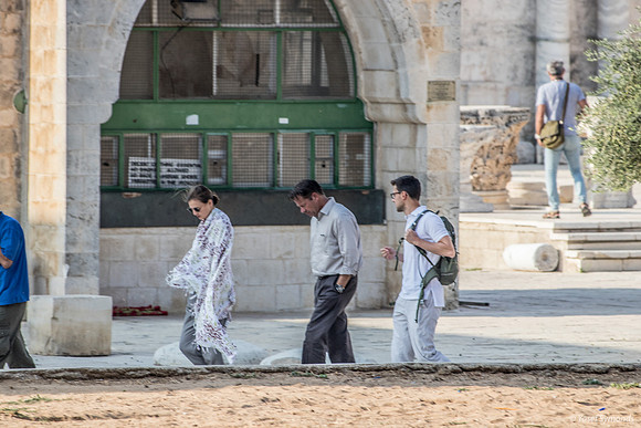 Tourists Covered 190908-3