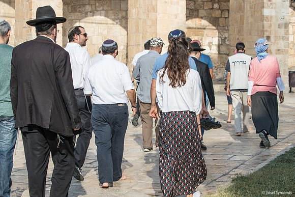 Jewish Group Returning to Start of Circuit 190908-1