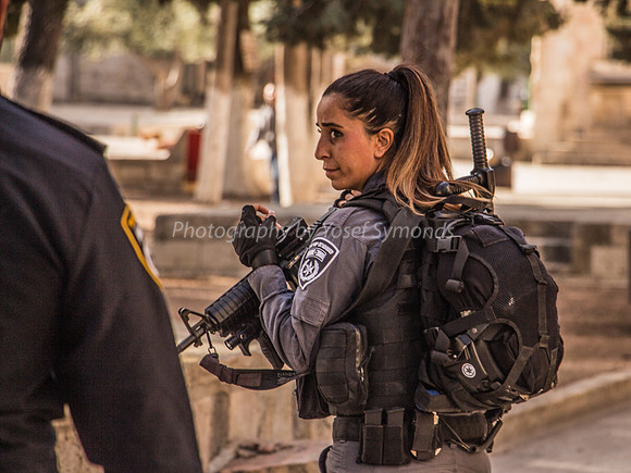 Policewoman Fully Armed on Temple Mount