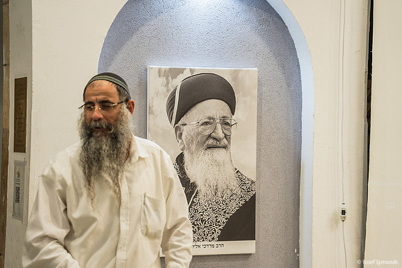 Rosh Yeshiva Addressing Group - Rav Mordechai Eliyahu Picture Be