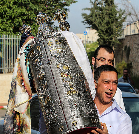 Sephardi Sefer Torah on the Move 1